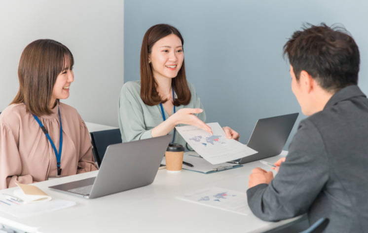 顧客と商談している様子